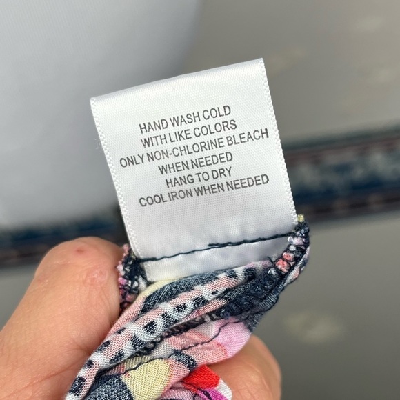 𝅺MODCLOTH Sleeveless Blouse V-neck Large - Picture 10 of 10